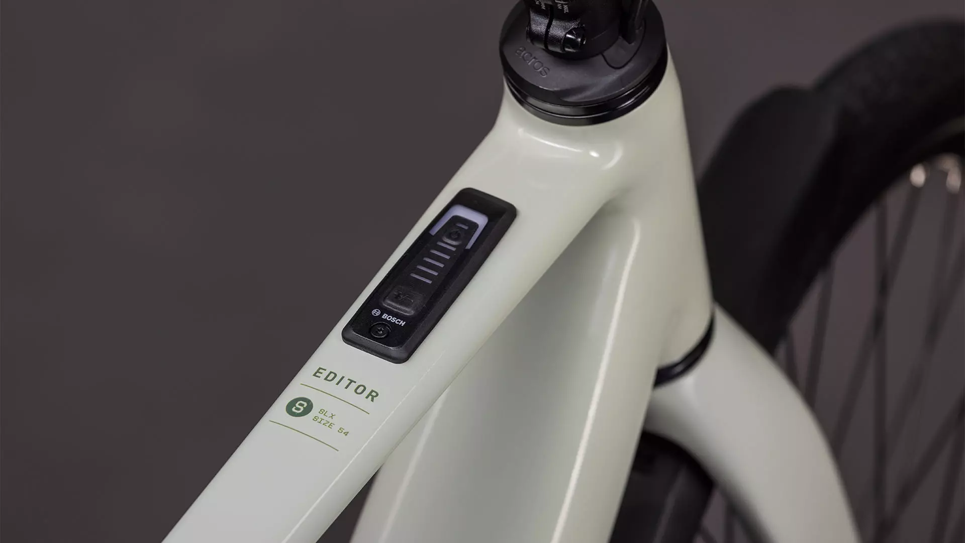 Cube Editor Hybrid SLX 400X FE reedbeige´n´chrome UN3556 Fahrzeug mit Antrieb durch Lithium-Ionen- Batterien. Transport nach SV 388 und 666 ADR.