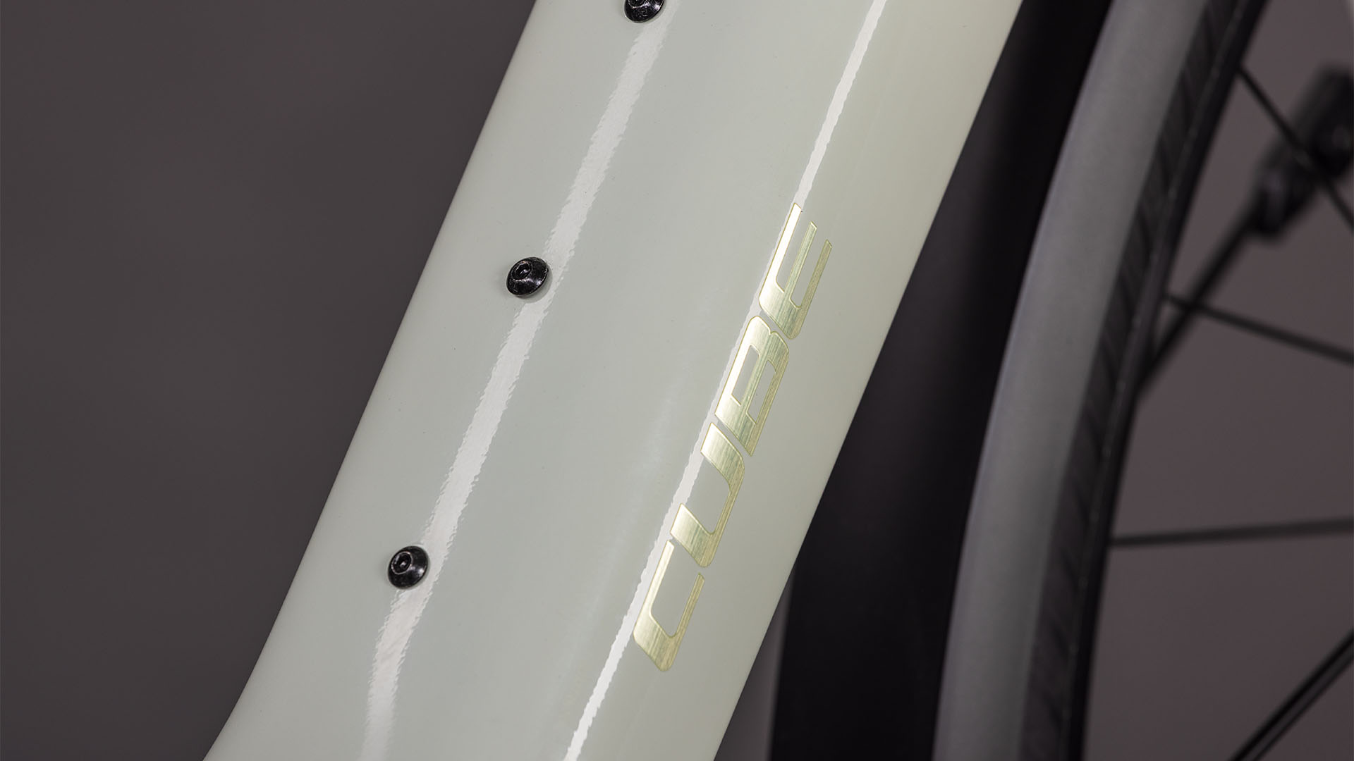 Cube Editor Hybrid SLX 400X FE reedbeige´n´chrome UN3556 Fahrzeug mit Antrieb durch Lithium-Ionen- Batterien. Transport nach SV 388 und 666 ADR.