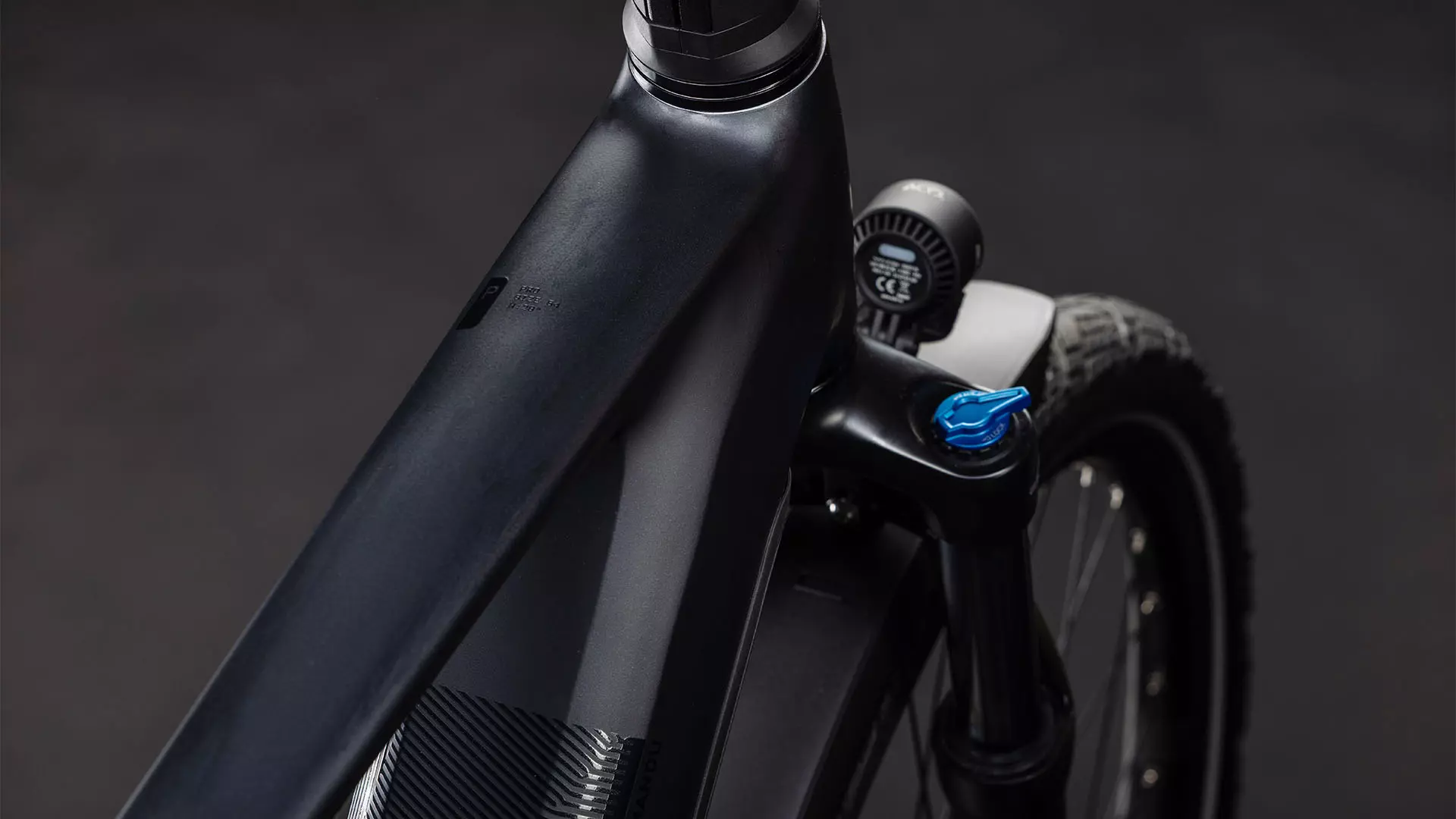 Cube Kathmandu Hybrid Pro 800 coal´n´black UN3556 Fahrzeug mit Antrieb durch Lithium-Ionen- Batterien. Transport nach SV 388 und 666 ADR.