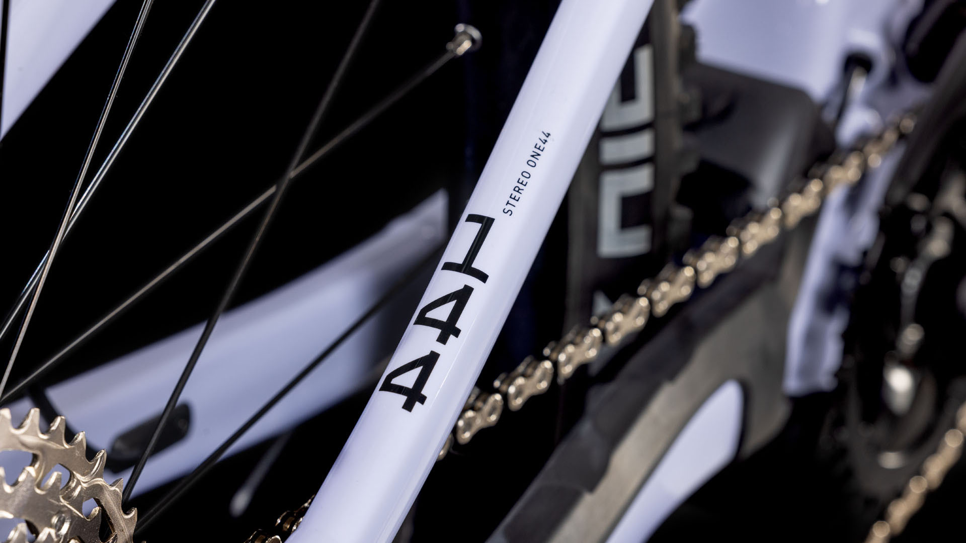 Cube Stereo Hybrid ONE44 EXC 800 cyclamen´n´black 