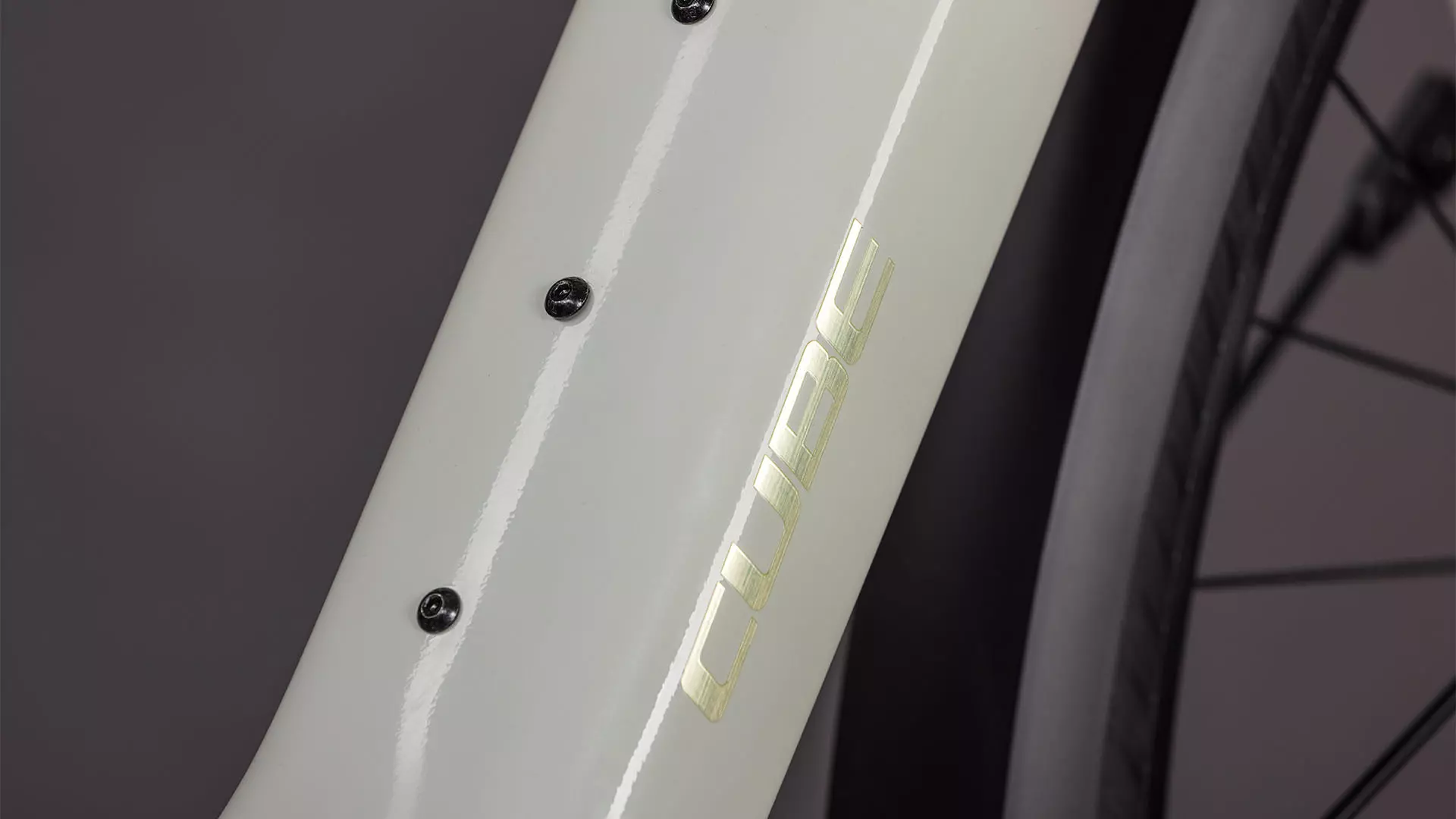 Cube Editor Hybrid SLX 400X FE reedbeige´n´chrome UN3556 Fahrzeug mit Antrieb durch Lithium-Ionen- Batterien. Transport nach SV 388 und 666 ADR.