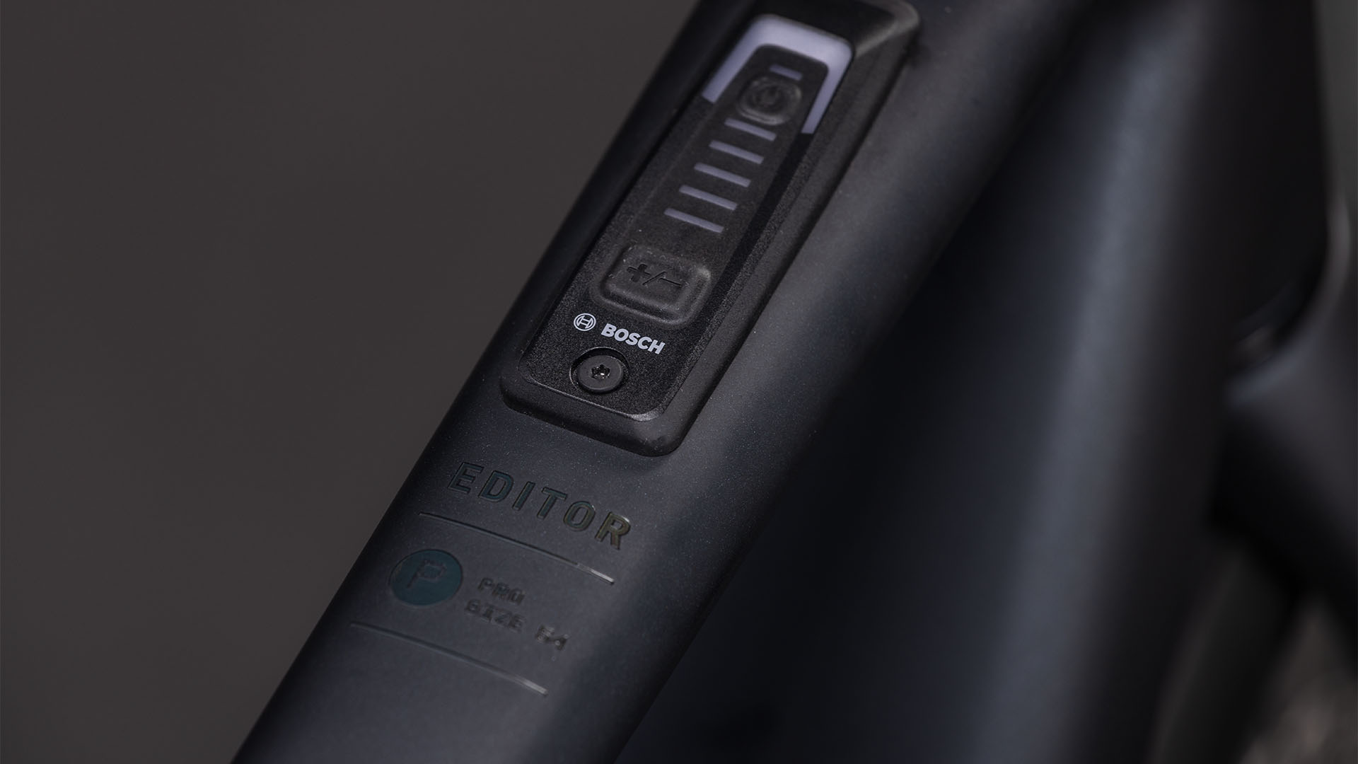 Cube Editor Hybrid Pro 400X FE coal´n´prism UN3556 Fahrzeug mit Antrieb durch Lithium-Ionen- Batterien. Transport nach SV 388 und 666 ADR.