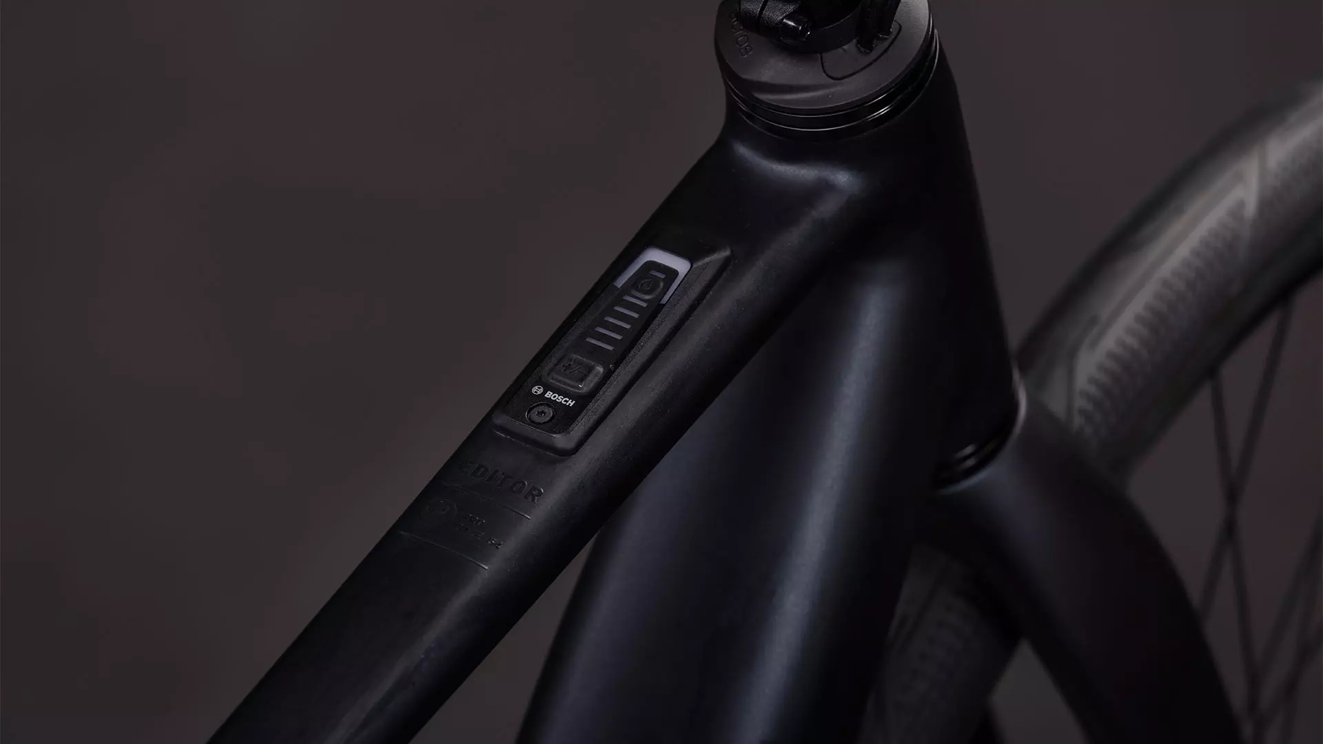 Cube Editor Hybrid Pro 400X coal´n´prism UN3556 Fahrzeug mit Antrieb durch Lithium-Ionen- Batterien. Transport nach SV 388 und 666 ADR.