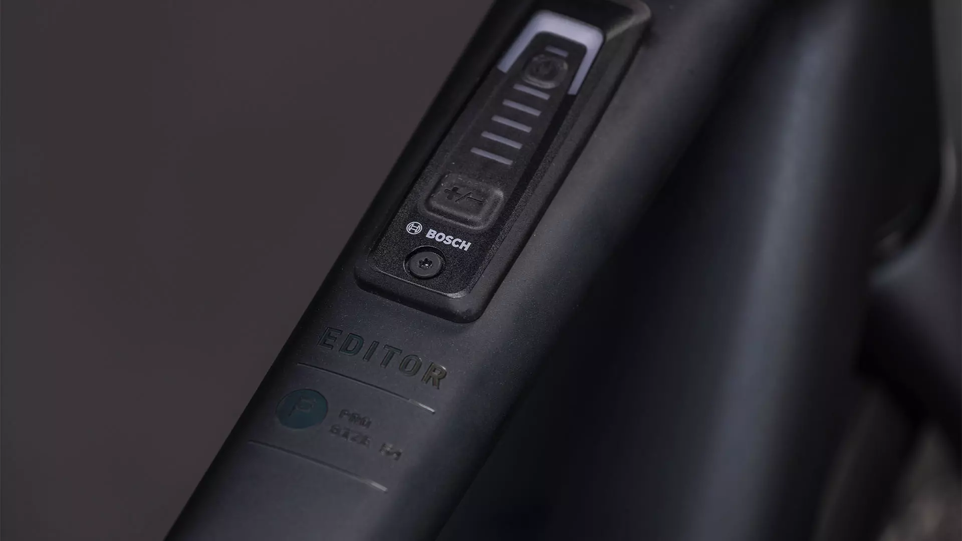 Cube Editor Hybrid Pro 400X FE coal´n´prism UN3556 Fahrzeug mit Antrieb durch Lithium-Ionen- Batterien. Transport nach SV 388 und 666 ADR.