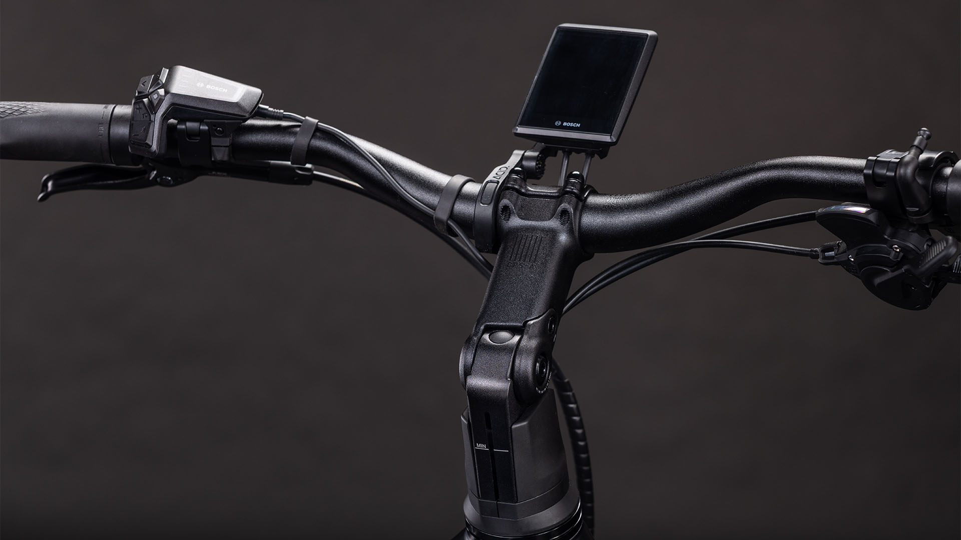 Cube Kathmandu Hybrid Pro 800 coal´n´black UN3556 Fahrzeug mit Antrieb durch Lithium-Ionen- Batterien. Transport nach SV 388 und 666 ADR.